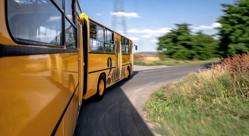 Dermesztő pillanatok az úton: elképesztő manőver egy Volánbusszal szemben