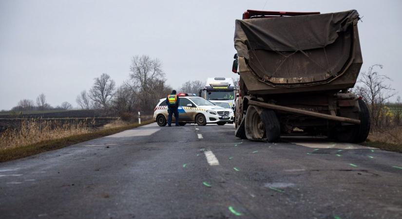 Drámai reggel a 34-esen: roncsok és törmelék mindenütt