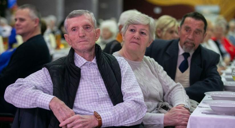 Karácsonyi műsorral és ebéddel ajándékozták meg a kecskeméti időseket – fotók, videó