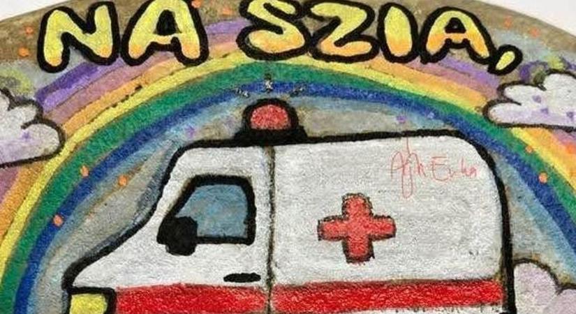 "Na szia, mentő" – Az életmentő kisfiút ünnepli az internet, még saját kollekciót is kapott ( kép)