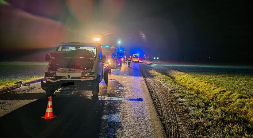 Balesethez vonultak a szanyi önkéntes tűzoltók, két jármű ütközött össze