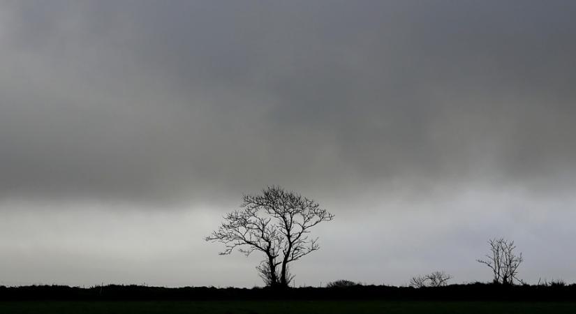 Nem tágít a szürkeség és ráadásul még esni is fog