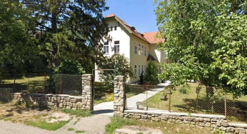 Sötét szobába zárta az óvodásokat és a gyerekek haját rángatta a soproni gyermekotthonban, kirúgták