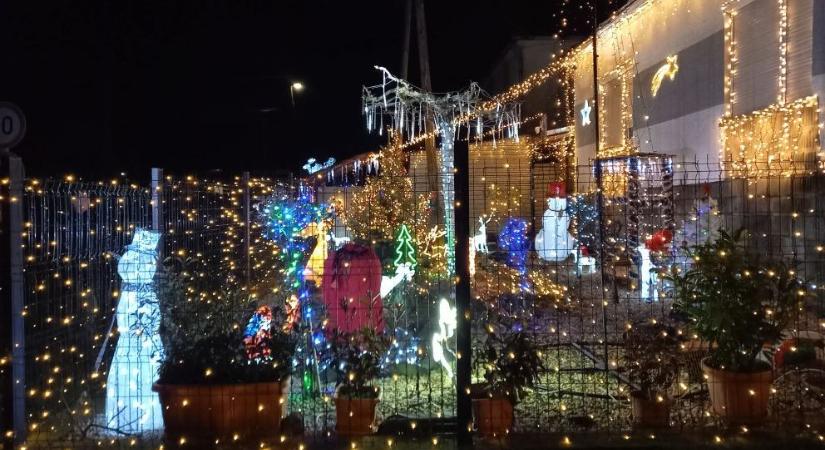 Karácsonyi meseházzal emlékezik szüleire a toronyi lány