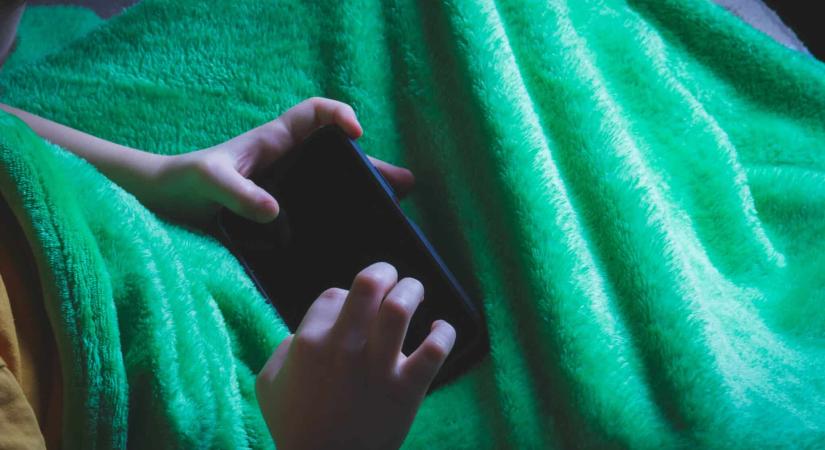 „Na, szia mentő!” – Mit tanít nekünk az anyukáját megmentő négyéves kisfiú lélekjelenléte?