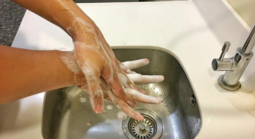 Egy siketen született kislány tökéletesen hall a PTE KK új műtétje után