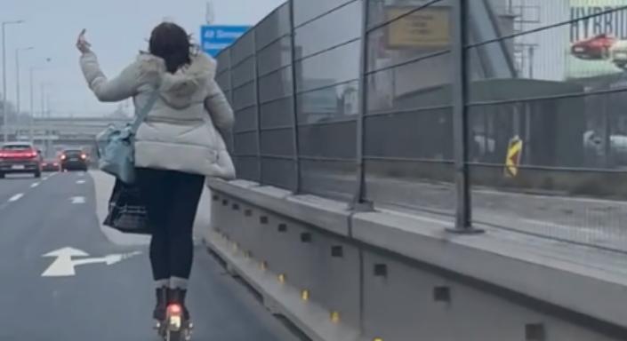 Botrányos, mit művelt egy rolleres az autópályán