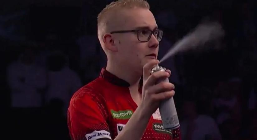 A darts-vb kabaladarazsára rovarirtóval támadt az újonc, de ő járt rosszabbul - videó