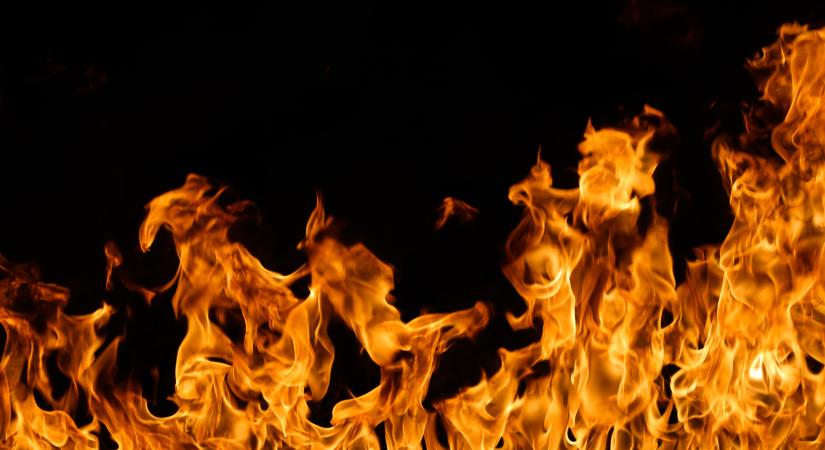 Benzinnel gyújtott be – kigyulladt egy ház Kocson