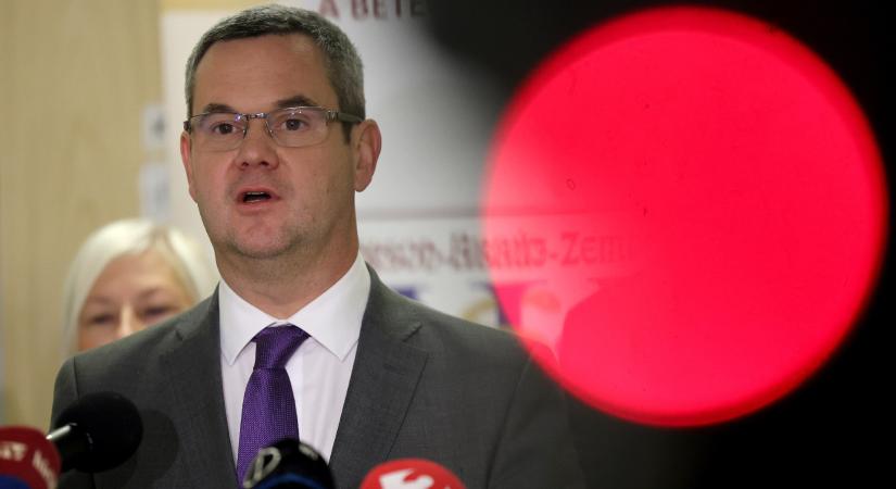 Fiatalítás vagy lefejezés?