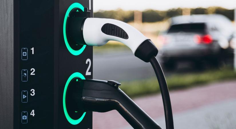 Itt a nagy terv: így árasztaná el elektromos autókkal Európát Brüsszel, kötelező lesz ilyet használni – jöhetnek a szuperkicsi villanyjárművek az utakra