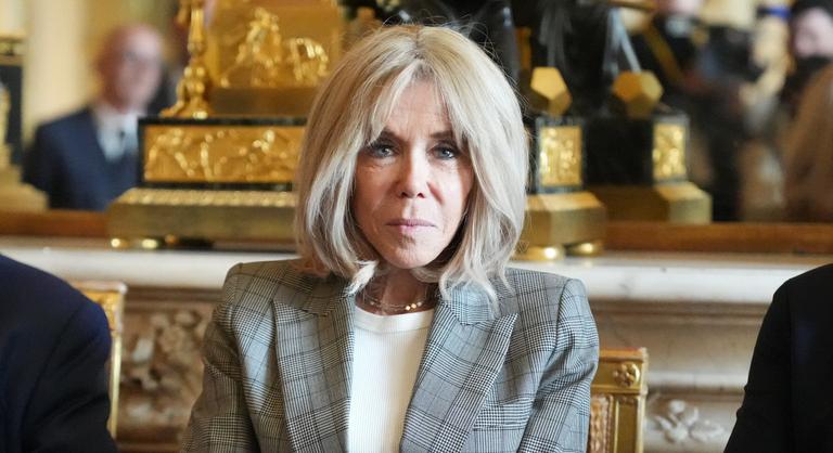 Sajátos módon kért bocsánatot Brigitte Macron, miután „mocskos szajháknak” nevezett feminista aktivistákat