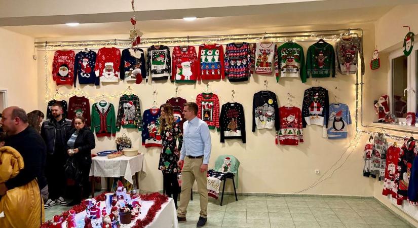 Ilyet még nem látott: csúnya pulcsikból rendeztek kiállítást Kőteleken