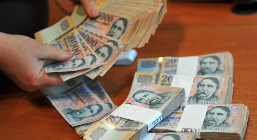 Bejelentették a béremeléseket: ezeknél a cégeknél már kiderült, mennyivel lesz több a fizetés januártól