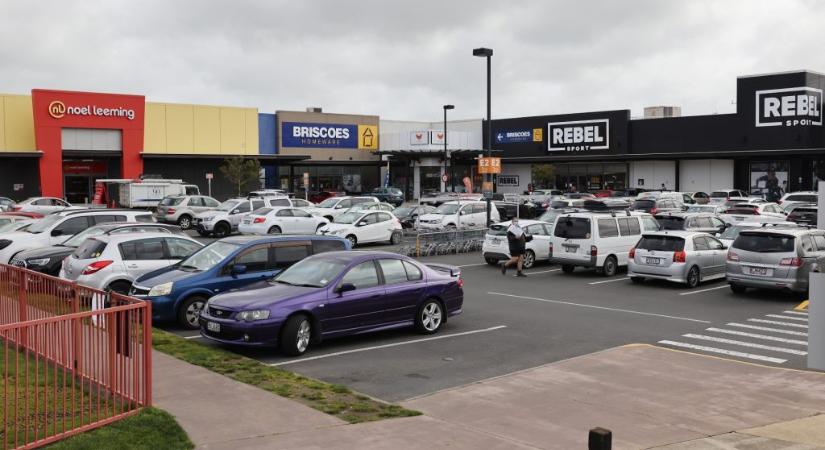 Szexjátékot lopott és báránycombbal támadt egy férfira egy nő Új-Zélandon