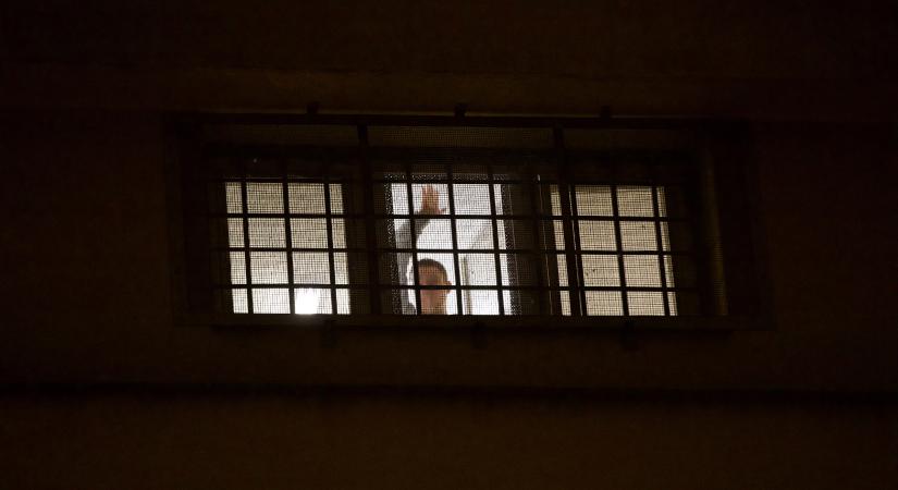 „A nyakamnál fogva Károly bácsi felbaszott a falra”