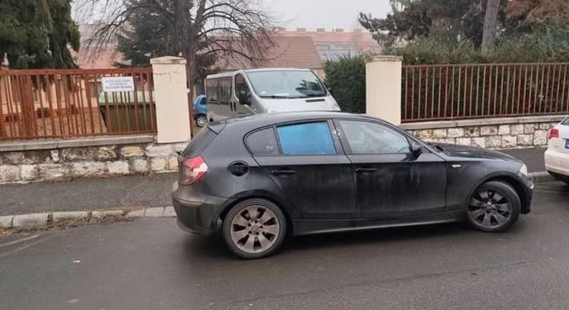 Ismét egy pofátlan parkolás Szombathelyen, csak hogy senki se tudjon kiállni