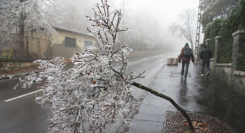 Vigyázzon! Ónos esőtől lehetnek csúszósak az utak!