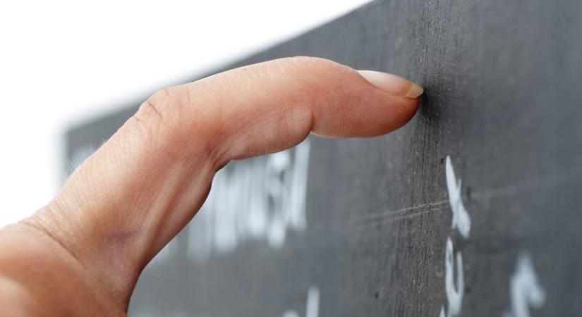 Ezért fut végig rajtad a hideg, amikor valaki a táblát karmolja