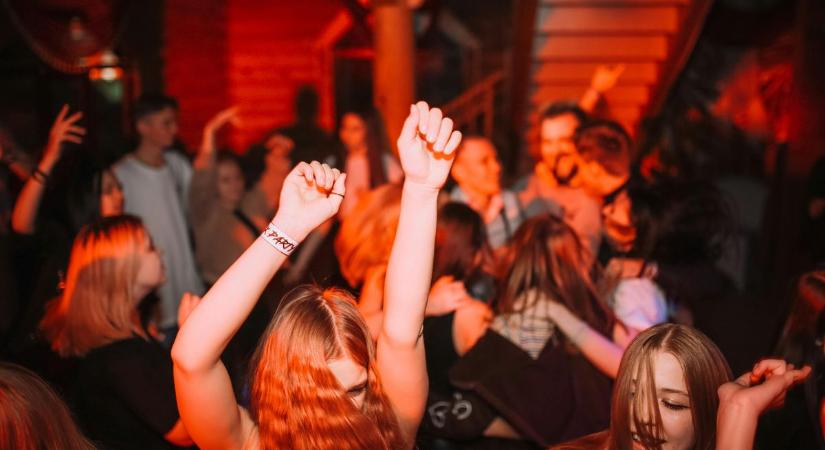 Ilyen vad volt a buli anno Dunaújváros nagybetűs diszkójában (VIDEÓ)