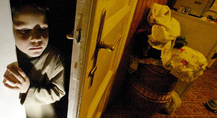 Bezárta a rosszul viselkedőket és az óvodások haját rángatta egy nevelő a soproni gyermekotthonban