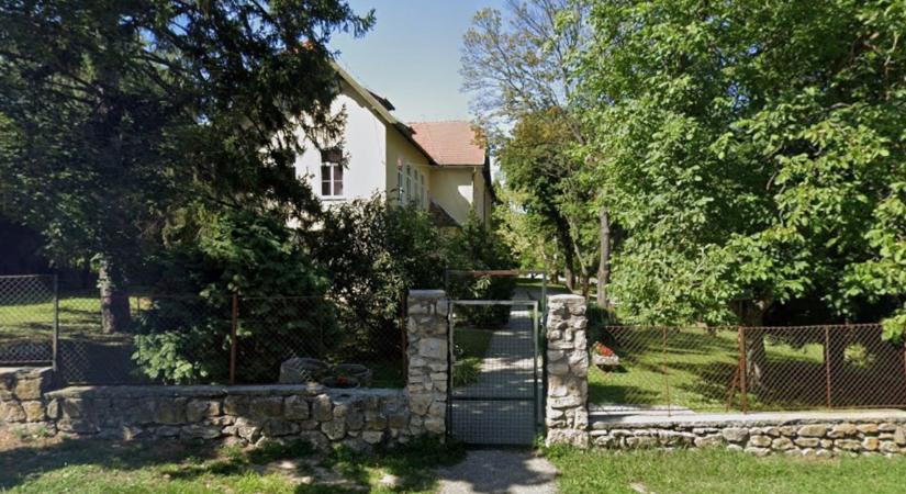 Hajrángatás és sötét szoba: óvodáskorúakat bántalmazott egy nő a soproni gyermekotthonban