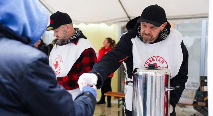 Egy percig nem volt kérdés, a híres zenekar is besegít az egri ételosztásba!
