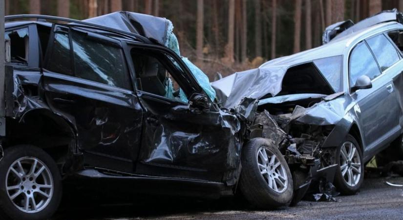 Teljes útzár Szegednél, frontálisan ütközött két személyautó