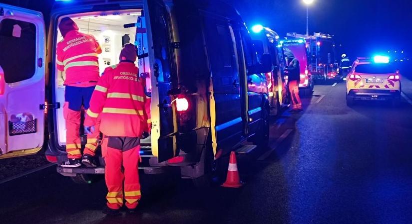 Fekete december - újabb közúti tragédia történt, autóroncsba szorult két ember, a nő életét nem tudták megmenteni (fotó)