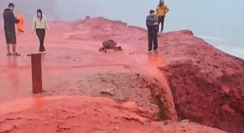 Természeti csoda vagy baljós jel? Így változott vörössé Hormuz szigetének híres strandja