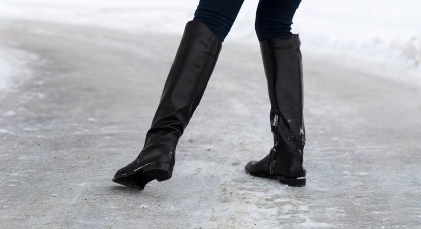 Soha többé nem csúszik a cipő, ha ezt ragasztod a talpára - Zseniális, filléres trükk