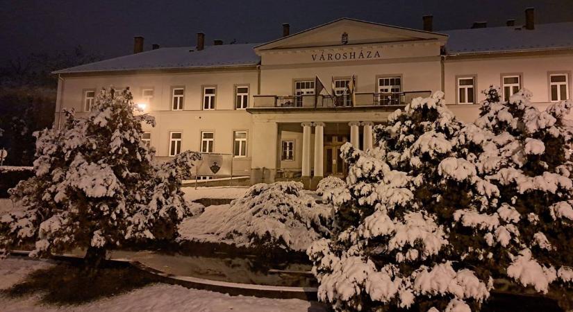 Adventi kalendáriummá változott Balatonfűzfő polgármesteri hivatala