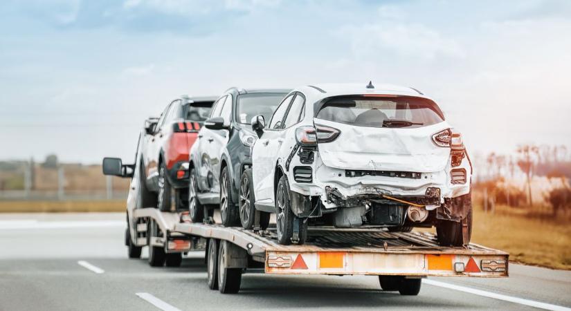 Roncsautókkal tele a város – háborog olvasónk