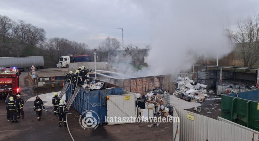 Kigyulladt egy tároló Debrecenben