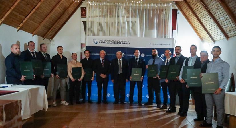 Kiváló fiatal, illetve tapasztalt szakemberek vettek át mesterleveleket és aranykoszorús mesterleveleket a Jász-Nagykun-Szolnok Vármegyei Kereskedelmi és Iparkamarától