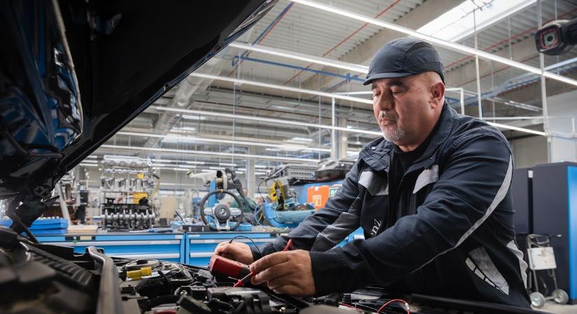 „Hiába volt jó idő, semmi pénzért nem vettem volna le a Mercedes-Benz emblémás kabátomat” – Egy személyes karriertörténet a kecskeméti Mercedes-Benz Gyárnál