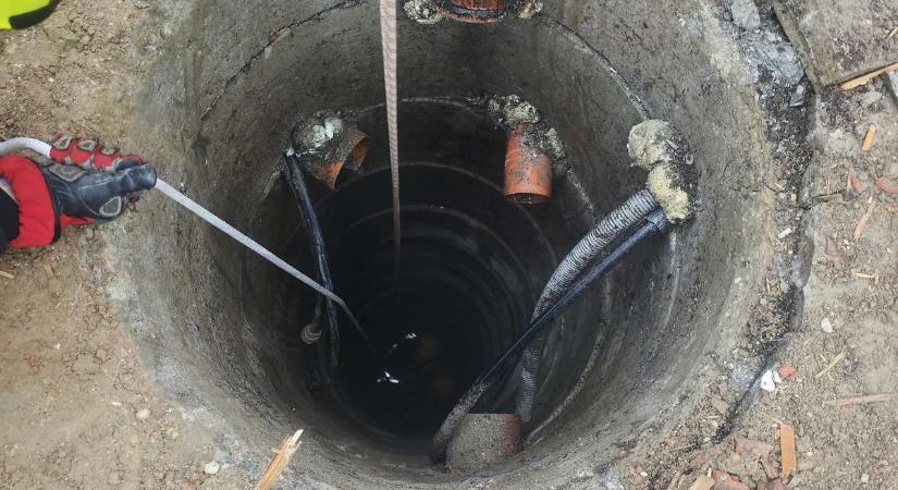 Súlyos munkahelyi baleset Burgenlandban: több méteres kútba zuhant egy munkás