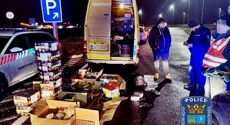 Tűzijáték és petárda került elő a furgonból