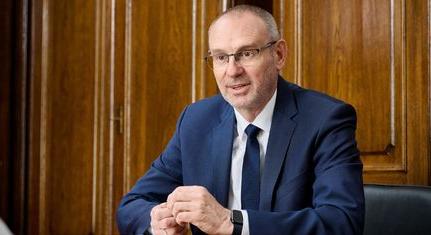 Zsigó Róbert kiszámolta, a Tisza 5 perc alatt venné el a 14. havi nyugdíjat és nyugdíjadót vezetne be