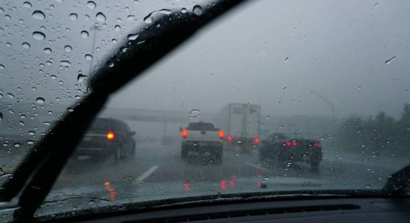 Kiadták az elsőfokú riasztást erre a 6 vármegyére - Ónos eső miatt válik veszélyessé a közlekedés szerdán