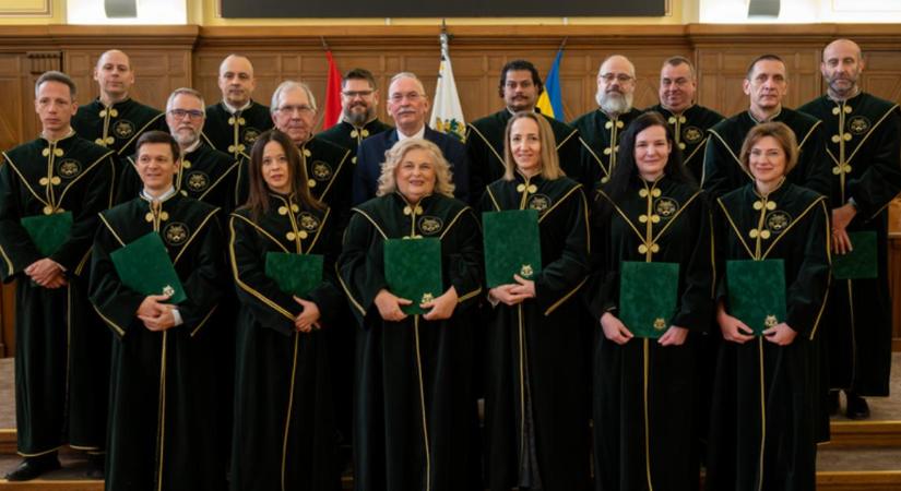 Új professzorokat avattak a Debreceni Egyetemen