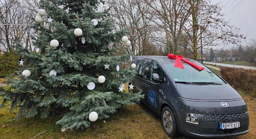 Karácsonyi ajándék Fülöpjakabnak: új tanyagondnoki busz állt szolgálatba