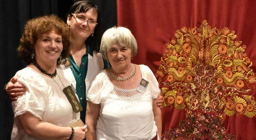 Hét év alatt készült el a győri tervezésű Nemzeti Színház díszfüggönye, 104 hímző keze munkája - fotók