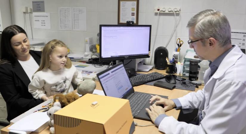 Siketen született, most tökéletesen hall az 5 éves kislány, akit Pécsen műtöttek meg egy ritka eljárással