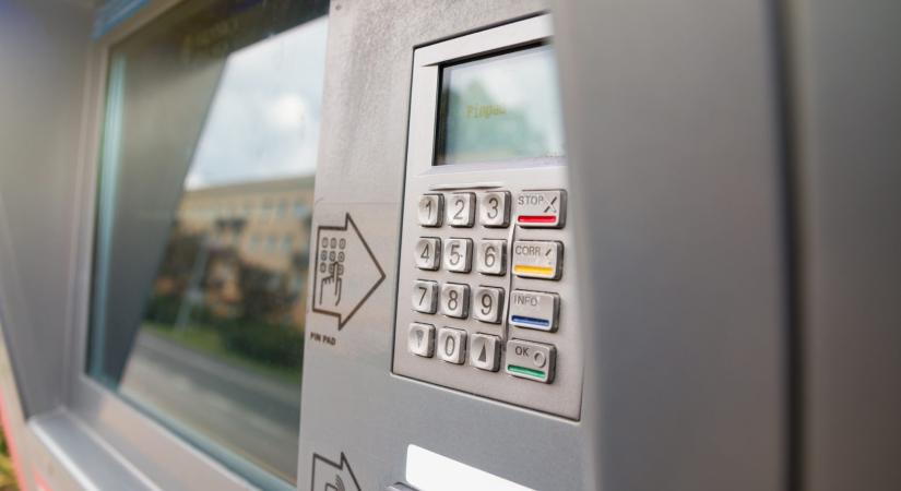 Februártól 300 ezer forintra nő az ingyenes készpénzfelvétel felső határa