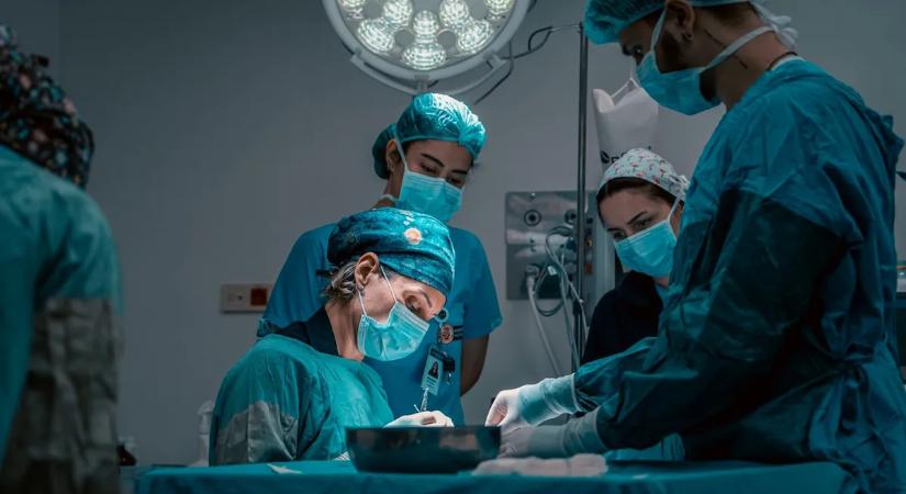 A YouTube-ról tanult műteni a részeg álorvos