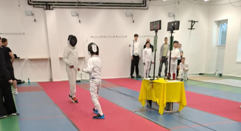 Legfiatalabb vívóink küzdöttek Szolnokon