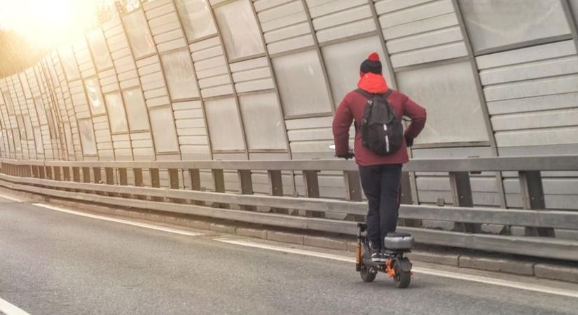 Szolnoki rolleres keveredett a kocsik közé a sötétben, ez a város legnézettebb videója