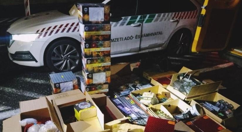 Elképesztő fogás: brutális mennyiségű pirotechnikai terméket kapcsoltak le az M1-es autópályán - Fotók a helyszínről
