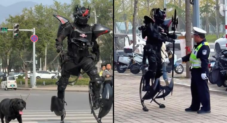 Egy kínai étteremtulajdonos egy mechának öltözve viszi házhoz a kaját